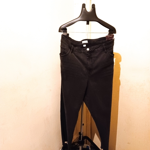 Ava & Viv Women's Washed Black Jeans With Raw Hem - Picture 3 of 9